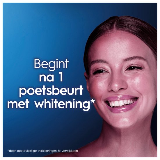 Close-up van een lachende vrouw met stralend witte tanden. Tekst: Begint na 1 poetsbeurt met whitening.