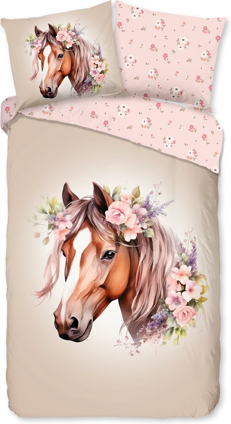 Dekbedovertrek met paard met bloemenkrans. Kussensloop is lichtroze met kleine bloemetjes.