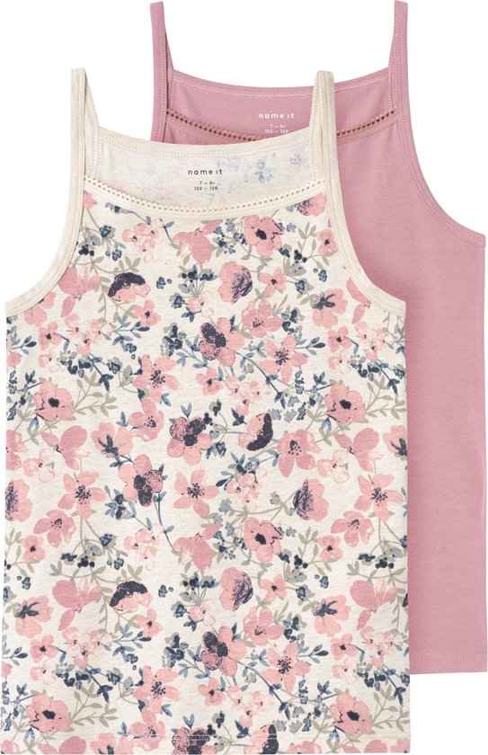Twee meisjes hemdjes van Name it, één met roze bloemenprint en kantrand, de ander effen roze.