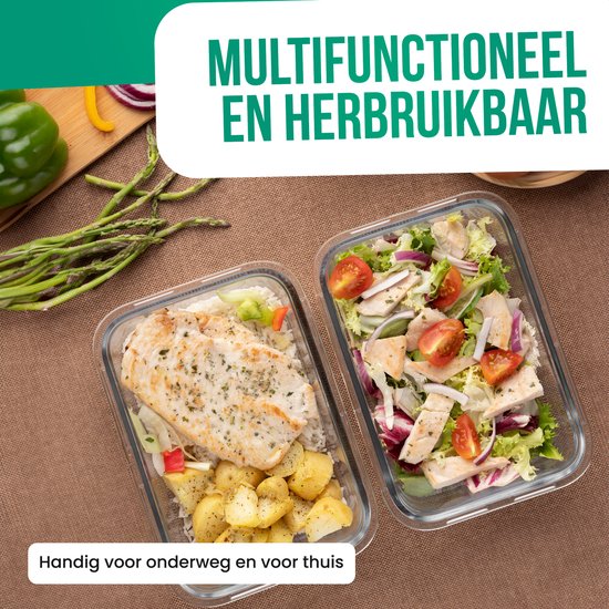 Deux boîtes de conservation transparentes, une avec du poulet et du riz, l'autre avec de la salade. Légumes en arrière-plan.