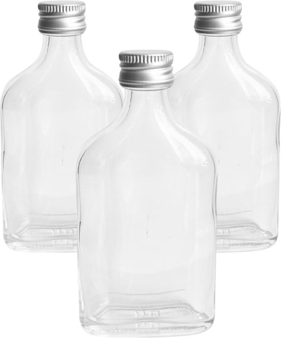 Drie kleine, platte, doorzichtige glazen flesjes met zilverkleurige draaidop.