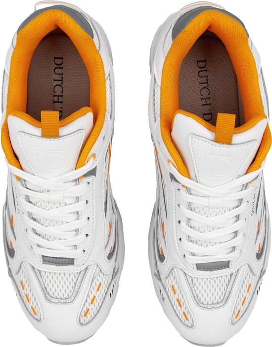 Boven view van witte DUTCH'D sneakers met oranje voering, grijze hiel-patches en oranje/grijze strepen.
