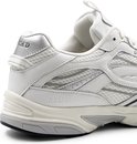 Detail van witte "DUTCH'D ARENA" sneaker, met focus op de hiel en zool.