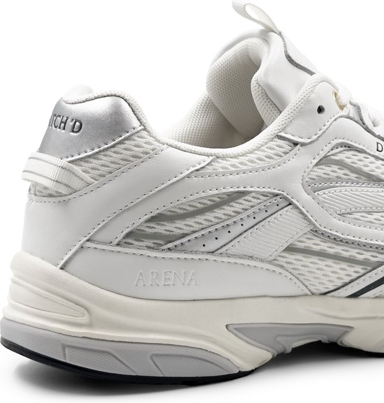 Detail van witte "DUTCH'D ARENA" sneaker, met focus op de hiel en zool.