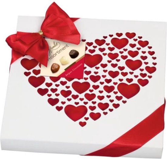 Witte geschenkdoos met een groot rood hart patroon van kleinere hartjes, versierd met een rode strik. Bevat Hamlet Belgische pralines.