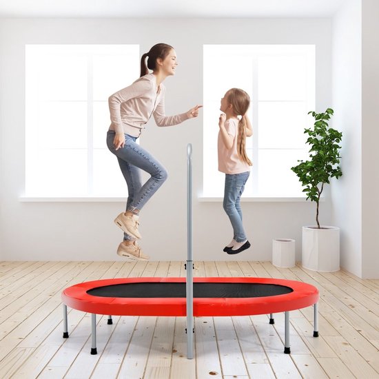 Vrouw en meisje springen lachend op een rode trampoline met een grijze handgreep.