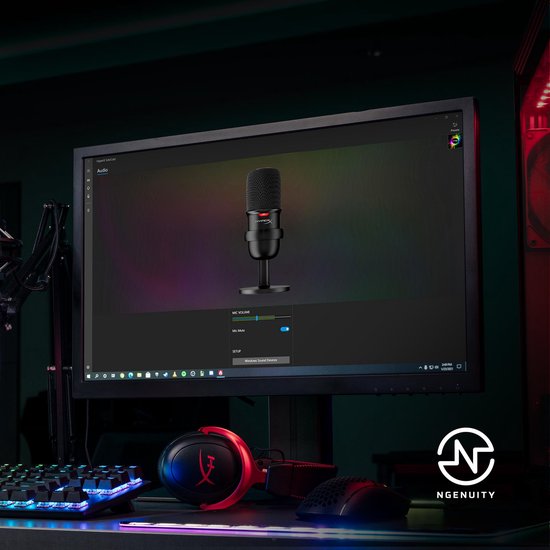 Scherm met een zwarte HyperX microfoon en software-instellingen, naast een toetsenbord en muis.