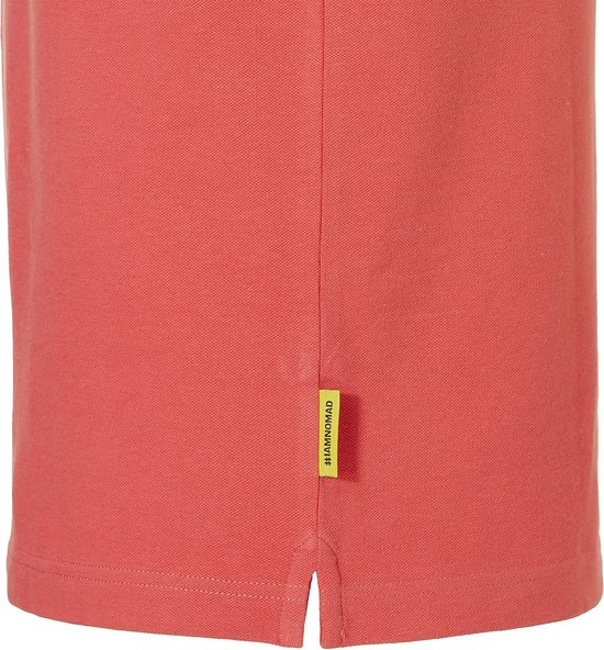 Onderkant van een rood poloshirt met split aan de zijkant en een geel label met '##AMINOMAD'.