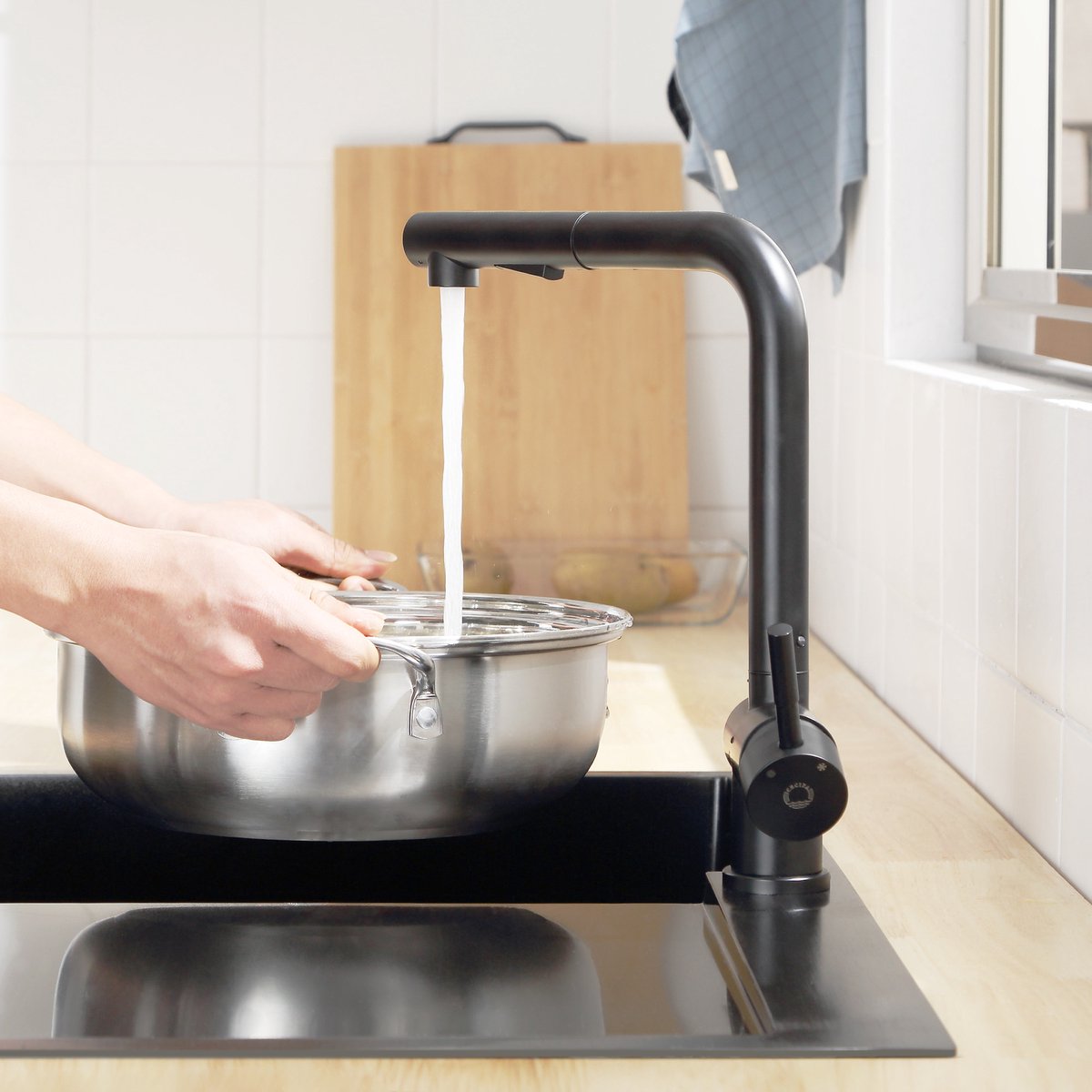 Rainsworth Zwarte keukenkraan met sproeier, uittrekbaar, hogedruk keukenkraan met twee waterstraalsoorten, wastafelarmatuur 360° rotatie, mengkraan van roestvrij staal, eenvoudige installatie
