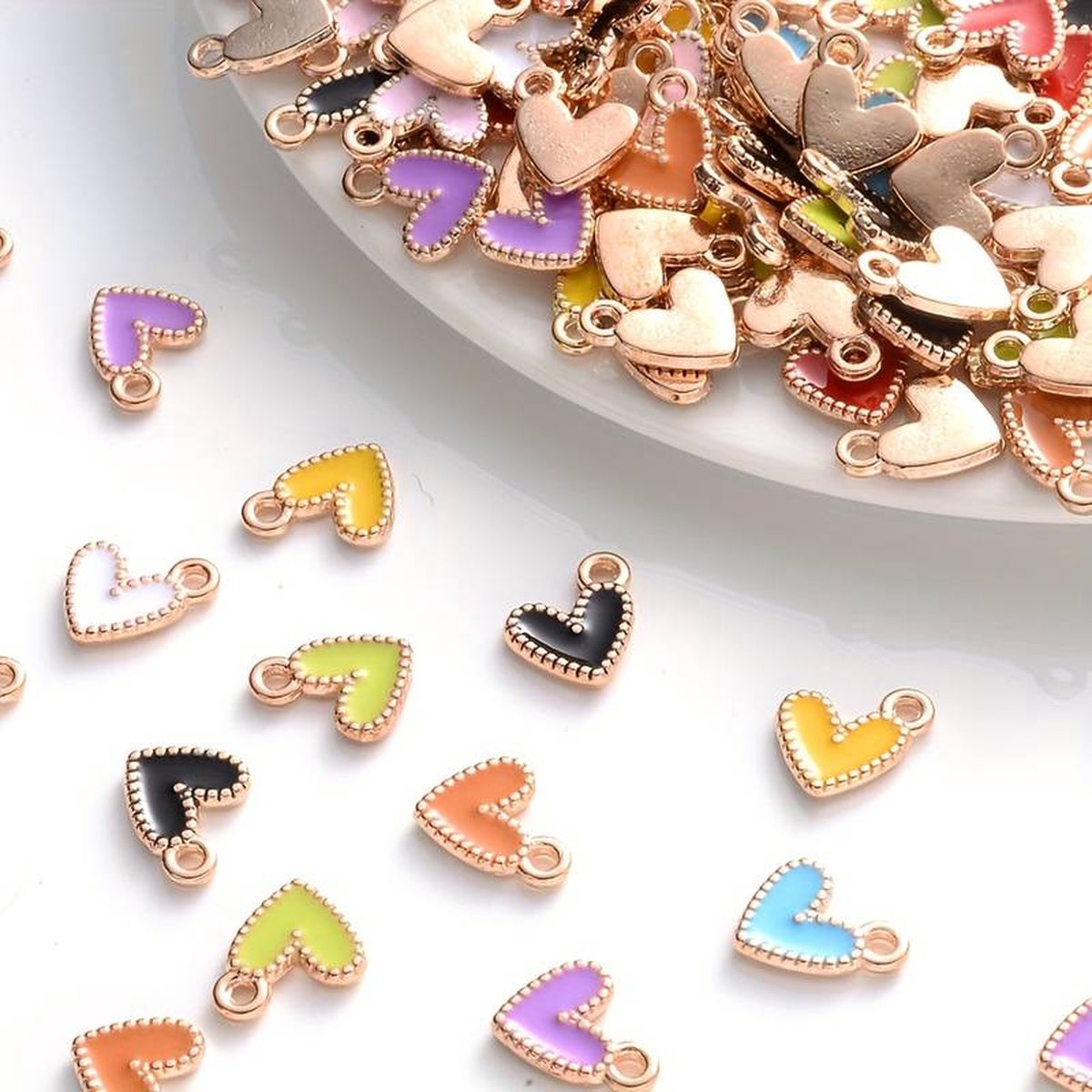 Kalolary 96 Stks Kerst Emaille Gouden Bedels voor Sieraden Maken, Diverse Gouden Bedels voor Kerst Sneeuwvlok Sneeuwpop Boom Hoed DIY Ketting Armband Oorbellen Maken Crafting Decoratie