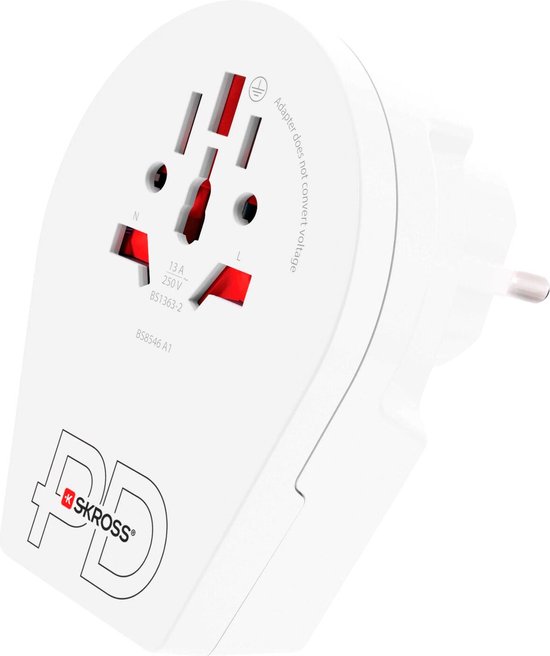 Witte SKROSS reisadapter met rode accenten en meerdere stopcontacten.
