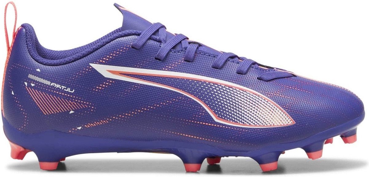 Puma ULTRA 5 PLAY FG/AG voetbalschoenen voor junioren in paars met roze accenten en innovatieve noppenontwerp.