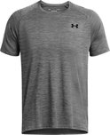 Grijs sportshirt met fijne horizontale streep en zwart Under Armour logo.