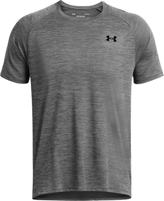 Grijs sportshirt met fijne horizontale streep en zwart Under Armour logo.