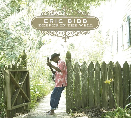 Albumhoes met Eric Bibb die banjo speelt voor een hek. Tekst: Eric Bibb Deeper In The Well.