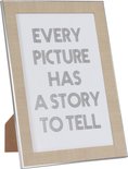 Lichtbeige fotolijst met een zilverkleurige rand, met de tekst "EVERY PICTURE HAS A STORY TO TELL".