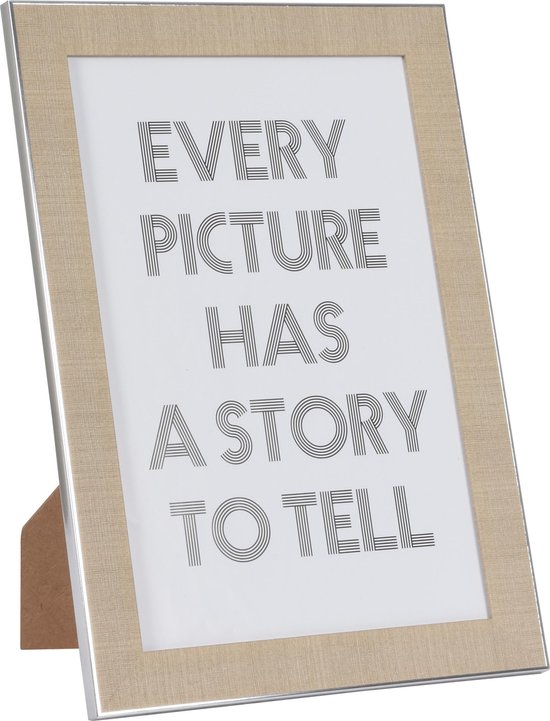 Lichtbeige fotolijst met een zilverkleurige rand, met de tekst "EVERY PICTURE HAS A STORY TO TELL".