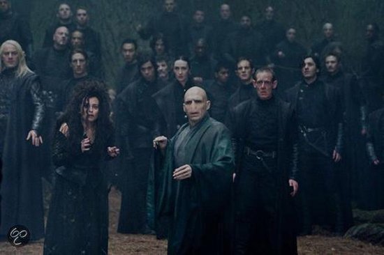 Groep figuren in zwarte kleding, waaronder Voldemort met een groen gewaad, en Bellatrix Lestrange met krullend haar.