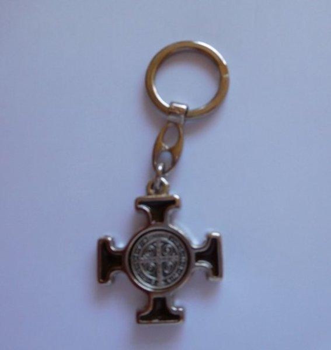 Sleutelhanger Benedictus kruis bruin