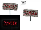 2x Bord DANGER met licht