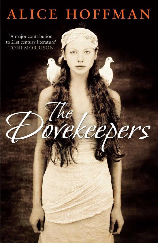 Boekomslag van 'The Dovekeepers' van Alice Hoffman met een jonge vrouw met twee witte duiven op haar schouders.