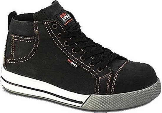 Zwarte hoge Redbrick veiligheidssneaker met oranje stiksels en veters. "RED BRICK" logo op de tong.