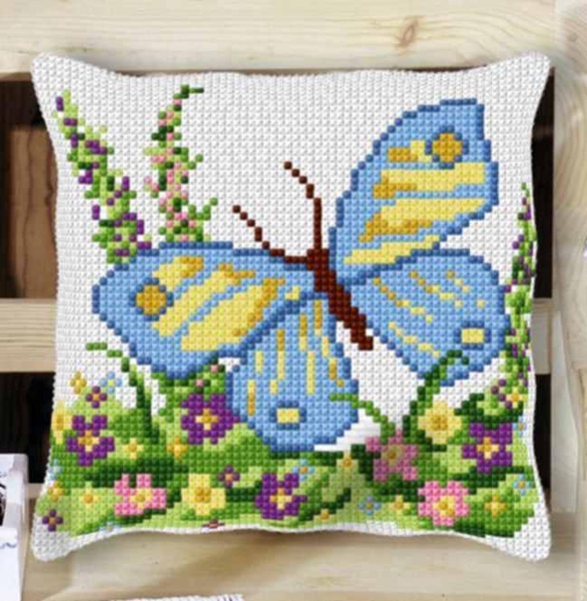 kruissteekkussen 33050 vlinder met bloemen