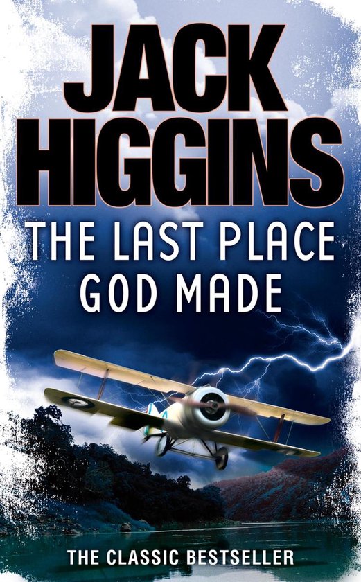 Boekomslag met de titel 'The Last Place God Made' van Jack Higgins. Een vintage vliegtuig vliegt voor donkere, stormachtige luchten met bliksem.