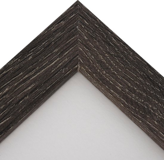 Detail van een donkergrijs houten fotolijst met houtnerf textuur.
