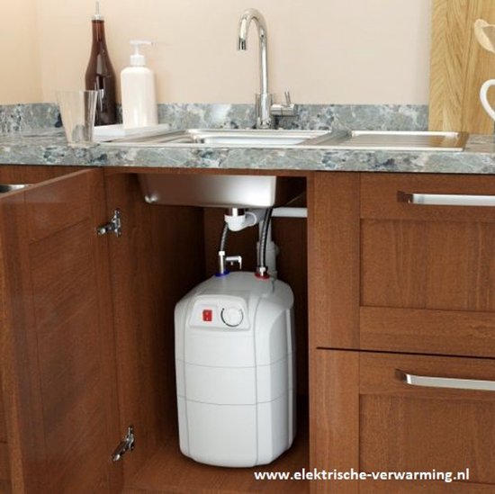 Een witte Eldom boiler van 10 liter staat onder een gootsteen in een houten keukenkastje.