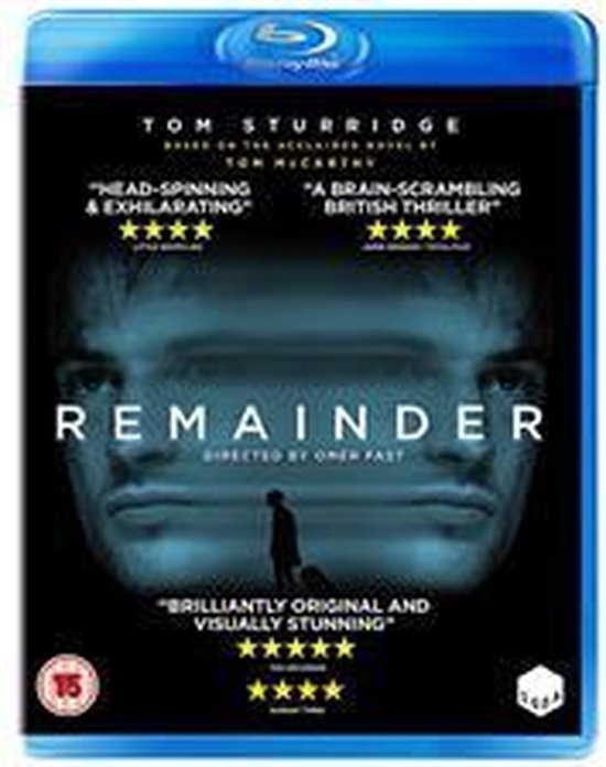 Blu-ray hoes van de film Remainder, met Tom Sturridge op de voorkant. Twee gesplitste gezichten van Tom Sturridge en een klein figuur met een koffer.