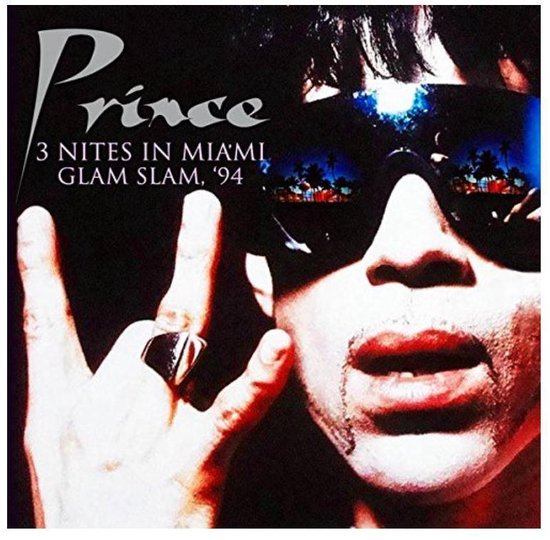 Prince met zilveren ring, '3 NITES IN MIAMI GLAM SLAM, '94' tekst op bril.