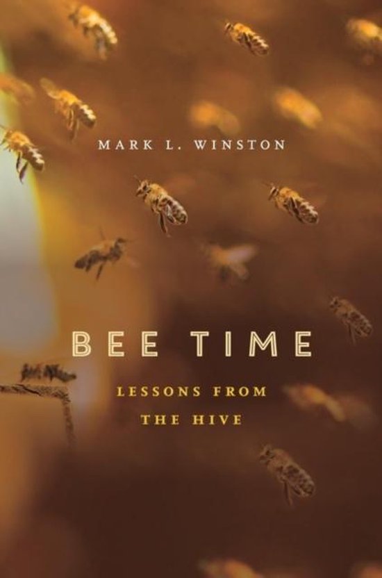 Boekomslag Bee Time door Mark L. Winston met vliegende bijen tegen een amberkleurige achtergrond.