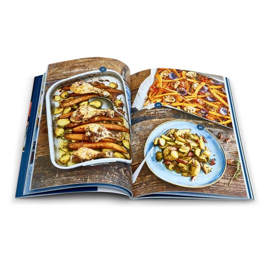 Open kookboek met gerechten: kip met groenten in een pan, friet met paddenstoelen en aardappelen, en stoofschotel.