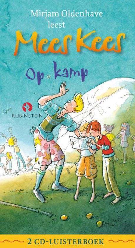 Boek "Mees Kees op kamp" van Mirjam Oldenhaven. Jongen in zwemshort met roze sterren leest kaart met vrienden.