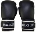 Zwarte bokshandschoenen met witte polssluiting waarop "BRUCE LEE" staat.