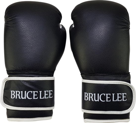 Zwarte bokshandschoenen met witte polssluiting waarop "BRUCE LEE" staat.