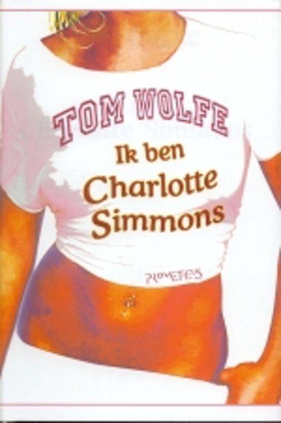 Crop top blanc avec le texte 'TOM WOLFE Ik ben Charlotte Simmons'. Piercing au nombril visible.