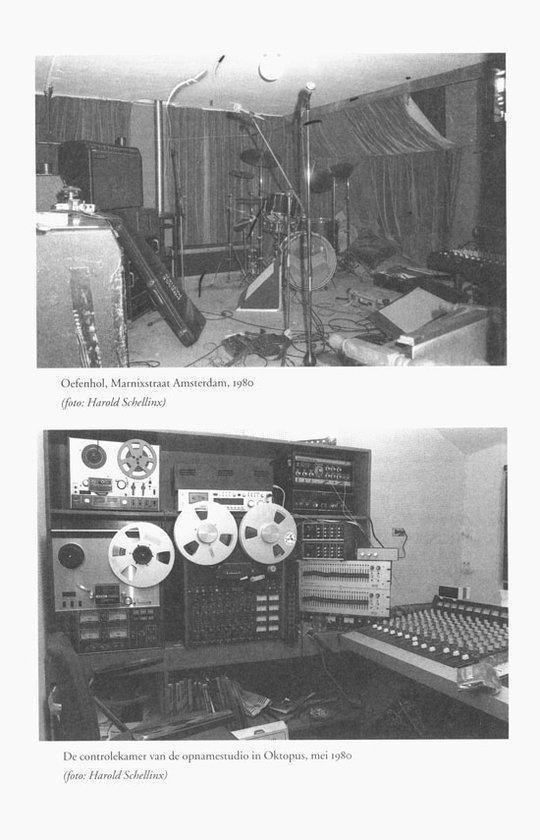 Zwart-witfoto van een drumstel en geluidsapparatuur in een studio.