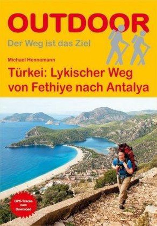 Couverture de livre 'OUTDOOR: Der Weg ist das Ziel. Türkei: Lykischer Weg von Fethiye nach Antalya'. Un homme avec un sac à dos marche sur un sentier surplombant la mer.