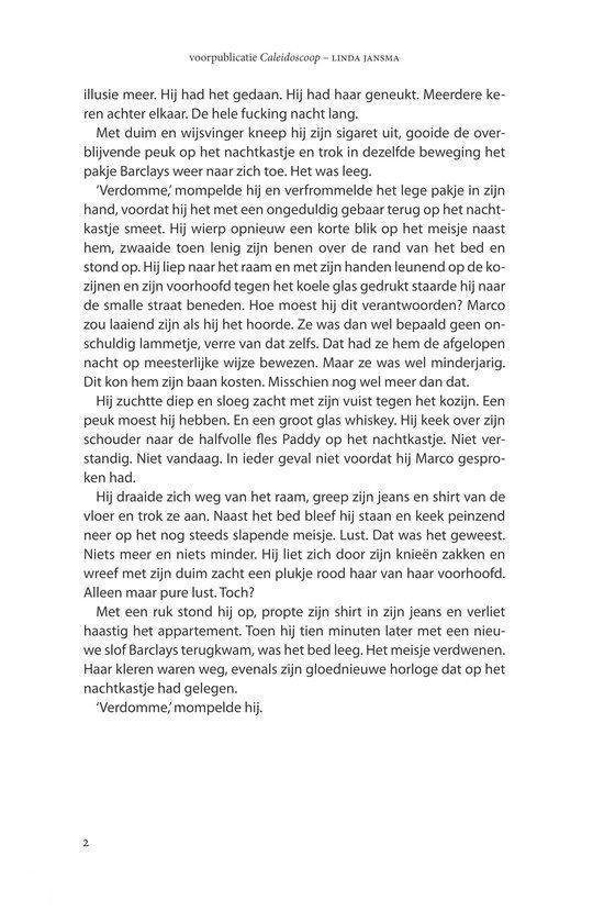 Close-up van een vrouw met rood haar dat voor haar gezicht valt, terwijl ze met haar hand aan haar haar raakt. De achtergrond is wazig en toont een zonsondergang.