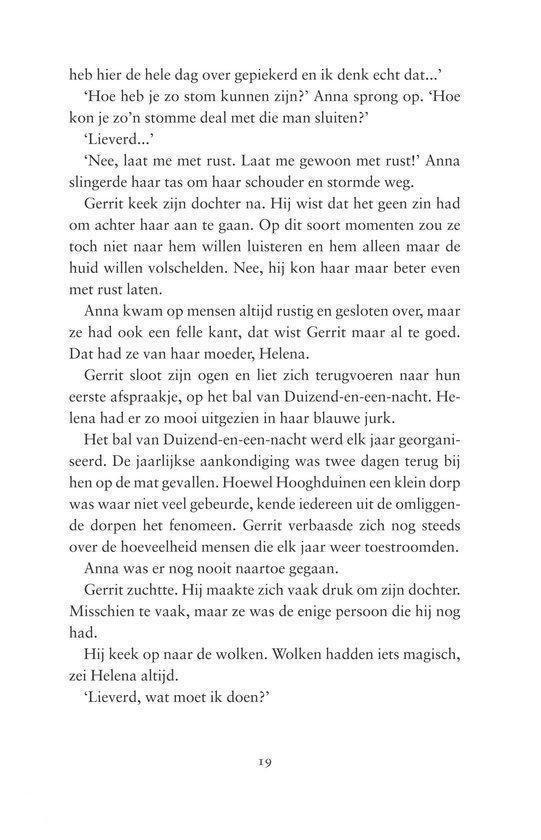 Een kind dat opkijkt naar de lucht. Ze heeft bruin haar en een blauwe jurk aan.