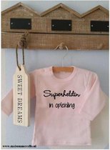 Shirtje roze Superheldin in opleiding | Lange of korte mouw | lichtroze | maat 56-110