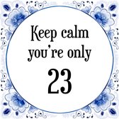 Verjaardag Tegeltje met Spreuk (23 jaar: Keep calm you're only 23 + cadeau verpakking & plakhanger