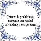 Tegeltje met Spreuk (Tegeltjeswijsheid): Gisteren is geschiedenis, morgen is een raadsel en vandaag is een geschenk + Kado verpakking & Plakhanger