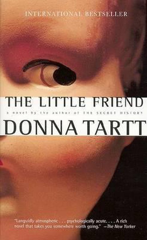 Boekomslag: 'The Little Friend' van Donna Tartt. Een close-up van een gezicht, met nadruk op het oog en de mond.