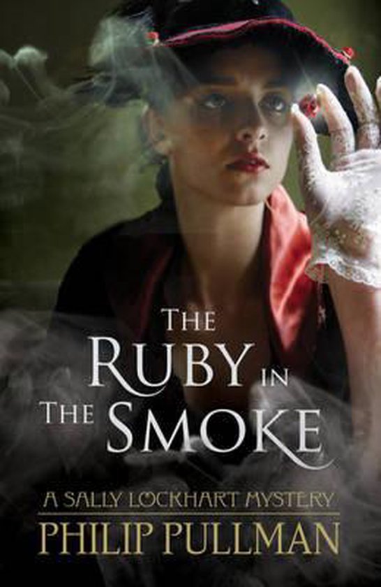 Couverture du livre 'The Ruby in the Smoke' avec une femme portant un chapeau et une écharpe rouge, entourée de fumée.
