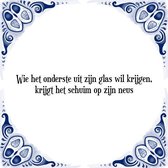 Tegeltje met Spreuk (Tegeltjeswijsheid): Wie het onderste uit zijn glas wil krijgen, krijgt het schuim op zijn neus + Kado verpakking & Plakhanger