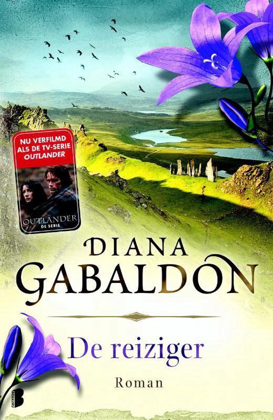 Boekcover van 'De reiziger' door Diana Gabaldon. Met een afbeelding van een Schots landschap, de tv-serie Outlander en paarse bloemen.