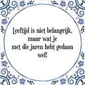 Tegeltje met Spreuk (Tegeltjeswijsheid): Leeftijd is niet belangrijk, maar wat je met die jaren hebt gedaan wel! + Kado verpakking & Plakhanger